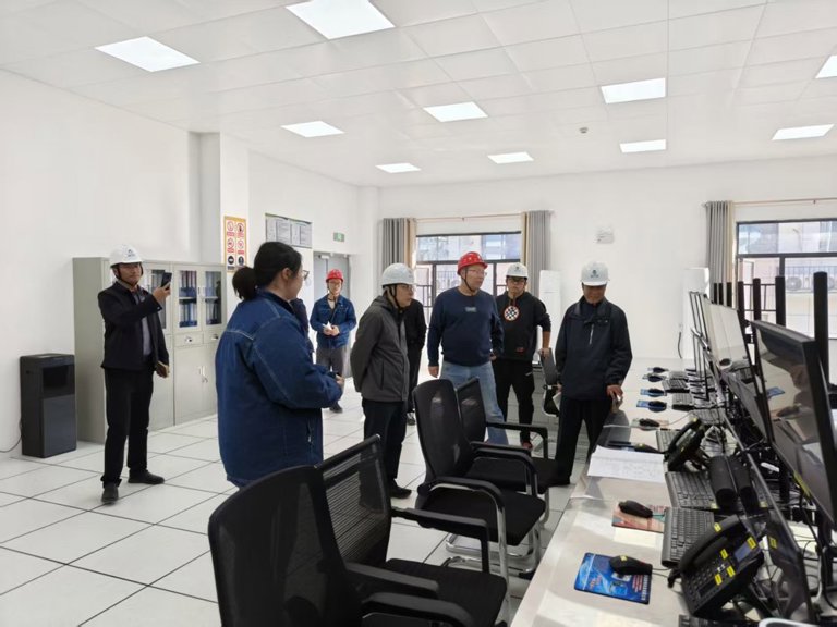 徐磊帶隊(duì)到公司所屬風(fēng)電場(chǎng)檢查安全生產(chǎn)工作并慰問堅(jiān)守一線人員